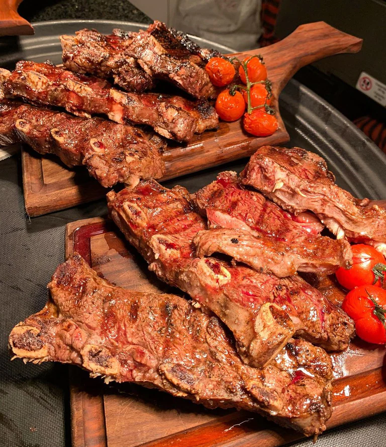 Nós amamos carne! Aprenda a preparar um delicioso Assado de Tira Angus