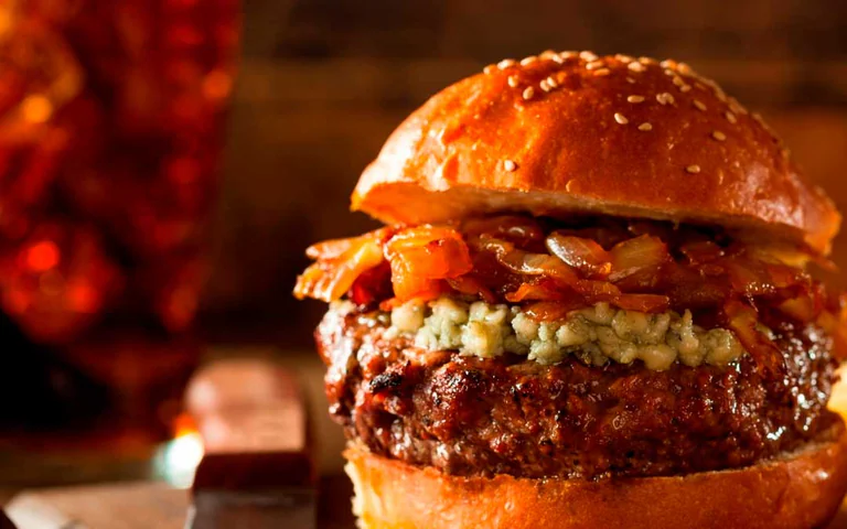 Hambúrguer VPJ com cebola caramelizada e Gorgonzola
