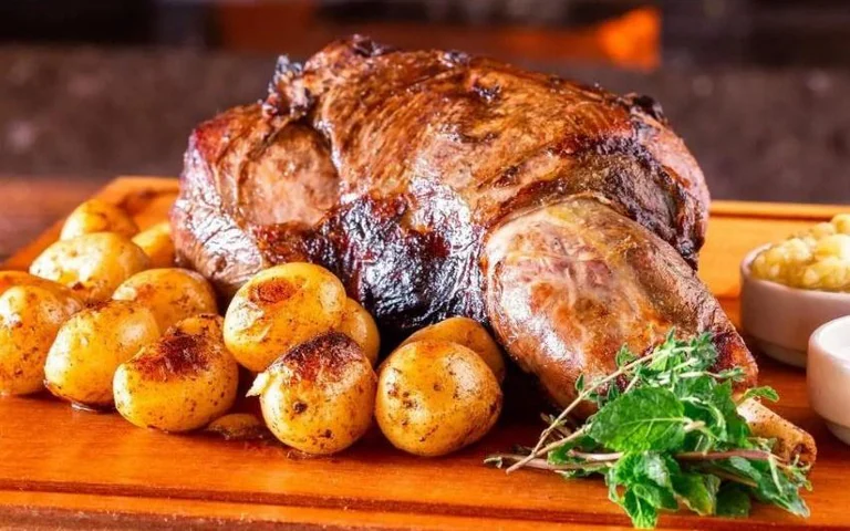 Pernil de cordeiro Provençal com batatas