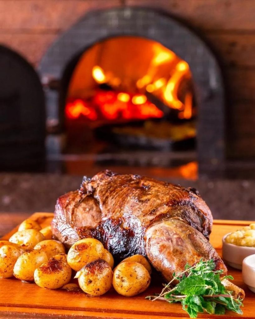 Pernil de cordeiro Provençal com batatas