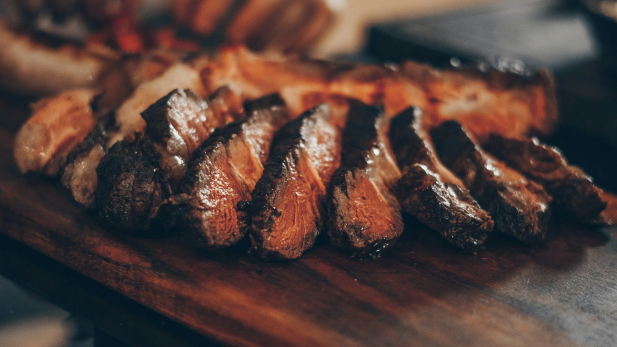 Cortes tradicionais ajudam a colocar o churrasco brasileiro entre os mais admirados do planeta. Foto: Emerson Vieira/Unsplash